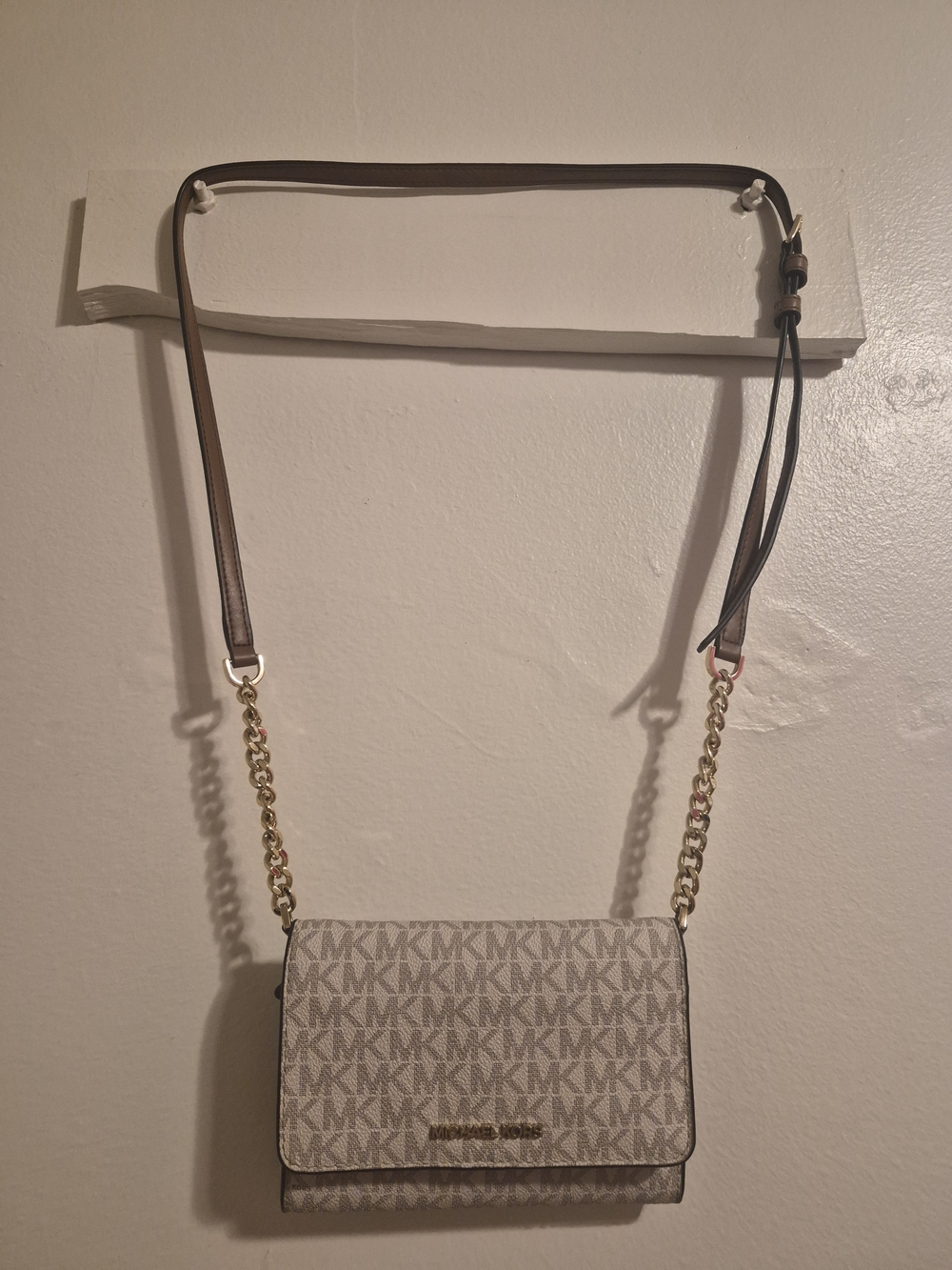 Michael Kors Signature Crossbody Wallet - Light Gray & Gold - Picture 6 of 6